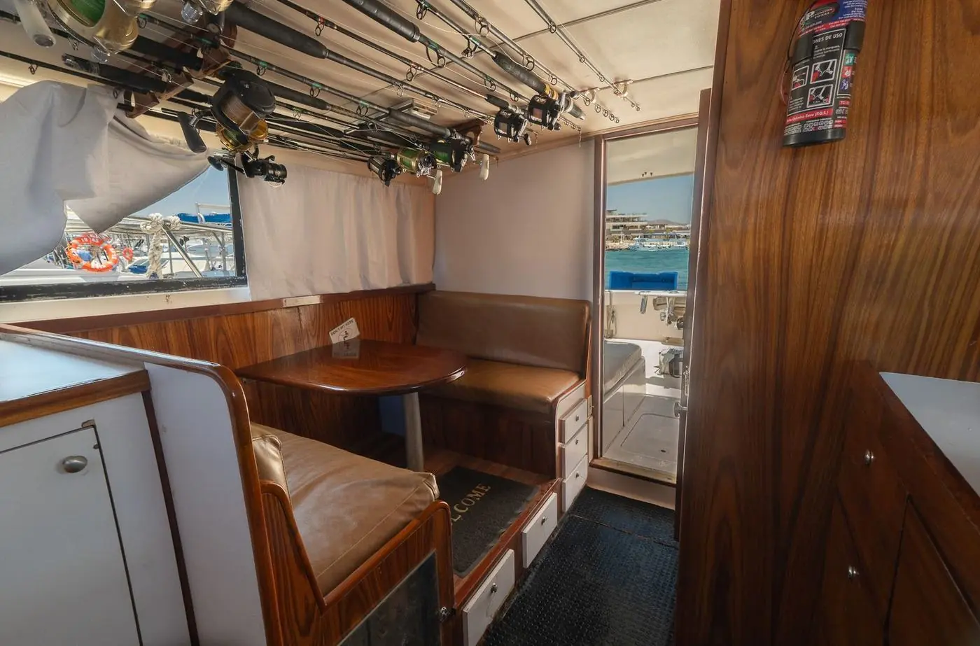 35' Bertram · Dining area